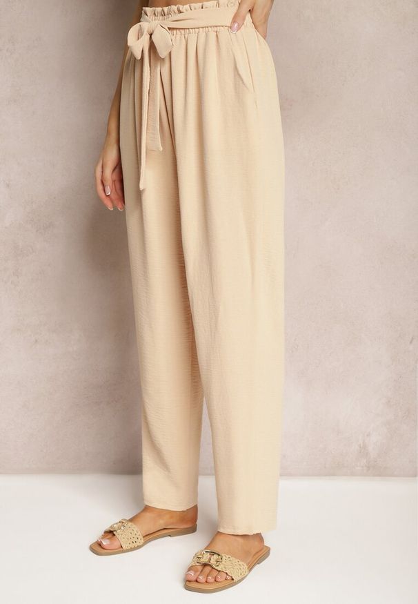 Renee - Beżowe Spodnie High Waist Wiązane w Pasie Wykończone Gumką w Talii Dimixi. Okazja: na co dzień. Stan: podwyższony. Kolor: beżowy. Styl: casual
