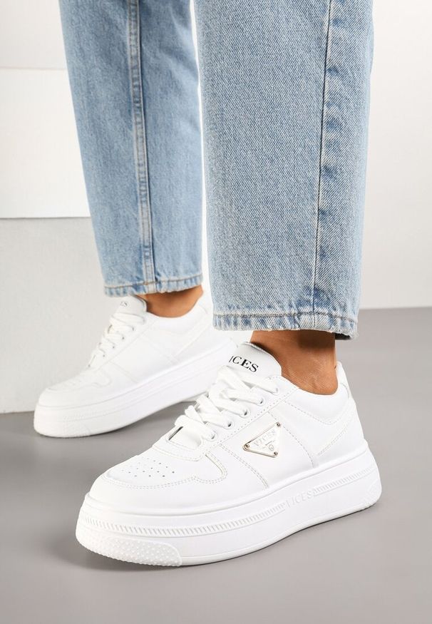 Renee - Białe Sneakersy Vices na Platformie z Perforacją i Geometryczną Aplikacją Vilvesia. Okazja: na co dzień. Kolor: biały. Materiał: jeans. Wzór: geometria, aplikacja. Obcas: na platformie
