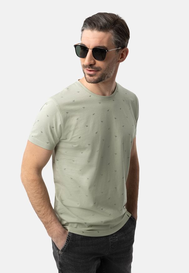 Volcano - T-shirt z wzorem TM-LEIF. Okazja: na co dzień. Kolor: miętowy. Materiał: bawełna, jeans, materiał. Długość: krótkie. Wzór: nadruk. Styl: casual, elegancki, klasyczny, wakacyjny