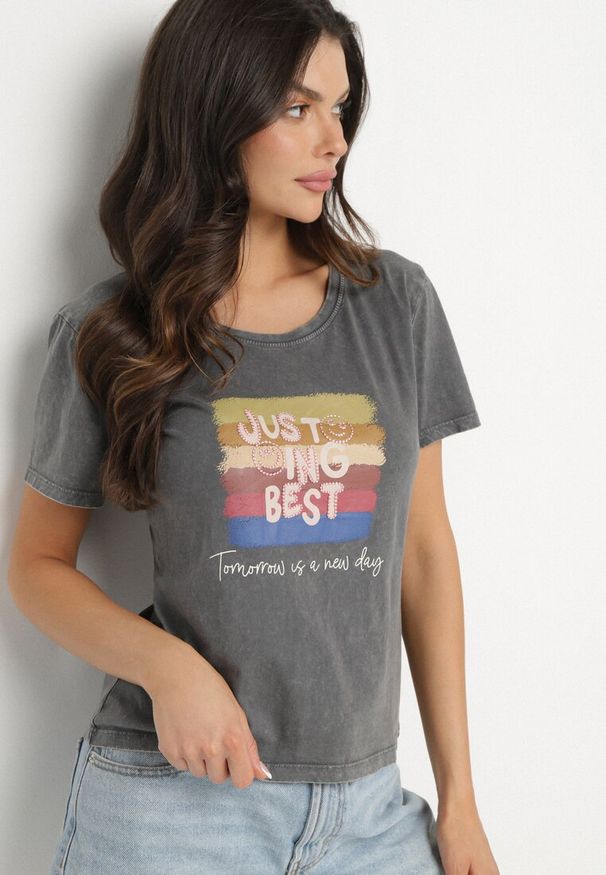 Born2be - Ciemnoszary Bawełniany T-shirt Ozdobiony Nadrukiem Alonera. Okazja: na co dzień, na spacer. Kolor: szary. Materiał: bawełna. Wzór: aplikacja, nadruk. Styl: casual