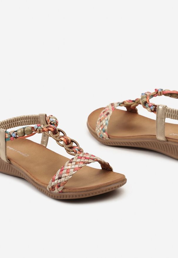 Renee - Złote Sandały Ozdobione Koralikami na Plecionych Paskach Wiagena. Okazja: na plażę, na co dzień, na spacer. Zapięcie: pasek. Kolor: złoty. Wzór: aplikacja. Sezon: lato. Obcas: na płaskiej podeszwie. Styl: casual, boho