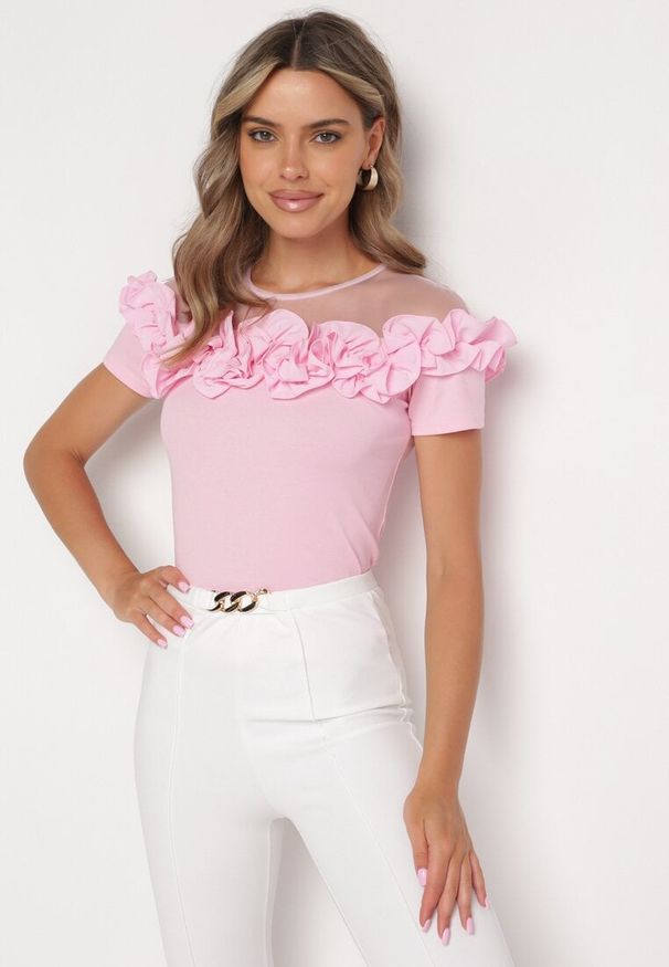 Born2be - Różowa Bawełniana Bluzka z Krótkim Rękawem i Siateczkową Wstawką Ozdobiona Falbanką Lelalia. Kolor: różowy. Materiał: bawełna. Długość rękawa: krótki rękaw. Długość: krótkie. Wzór: aplikacja. Styl: elegancki