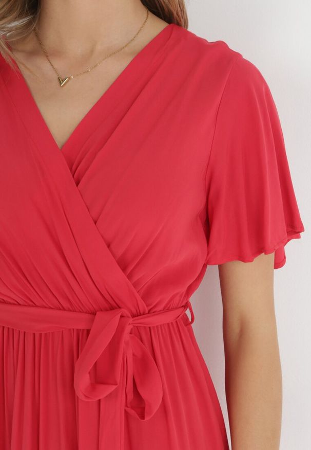 Born2be - Czerwona Rozkloszowana Sukienka Maxi z Wiązanym Paskiem Japhelia. Kolor: czerwony. Materiał: materiał. Styl: klasyczny. Długość: maxi