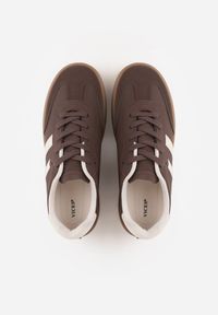 Renee - Brązowe Sneakersy VICES Typu Tenisówki na Platformie z Paskami po Bokach Zidilla. Okazja: na co dzień. Zapięcie: pasek. Kolor: brązowy. Materiał: jeans. Obcas: na platformie #7