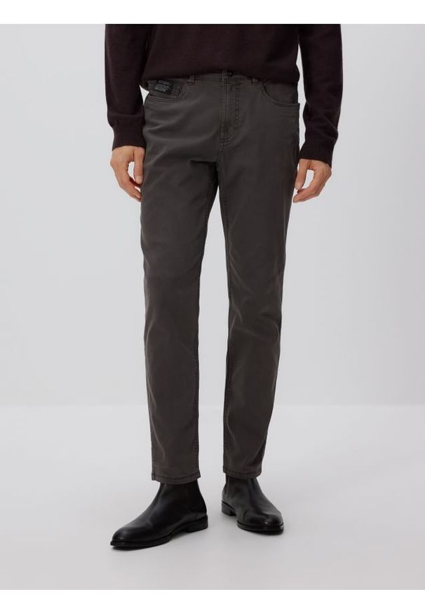 Reserved - Spodnie Slim fit - ciemnoszary. Kolor: szary. Materiał: tkanina, bawełna