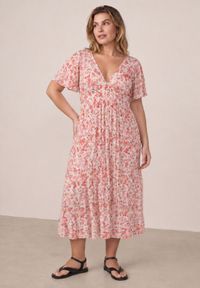Born2be - Różowa Taliowana Sukienka Casual w Kwiaty z Wiskozą Myrassa. Okazja: na co dzień. Kolor: różowy. Materiał: wiskoza. Wzór: kwiaty. Typ sukienki: proste. Styl: casual #1