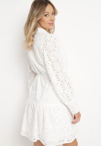 Born2be - Biała Taliowana Sukienka Bawełniana z Materiałowym Paskiem i Ażurowymi Rękawami Kluriona. Okazja: na co dzień. Typ kołnierza: dekolt w serek. Kolor: biały. Materiał: bawełna, materiał. Wzór: ażurowy. Typ sukienki: proste. Styl: casual, elegancki #2