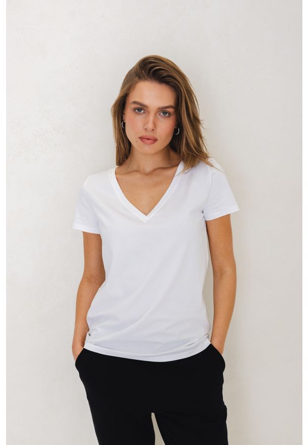 T-SHIRT KLARA BIAŁY M - Flawless. Okazja: na co dzień. Typ kołnierza: dekolt w serek. Kolor: biały. Materiał: elastan, bawełna. Sezon: lato. Styl: klasyczny, casual