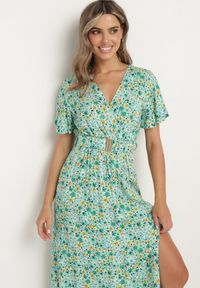 Born2be - Zielona Wiskozowa Sukienka z Kopertowym Dekoltem i Gumką w Pasie z Paskiem i Rozcięciem Vikama. Okazja: na spacer, na imprezę. Typ kołnierza: dekolt kopertowy. Kolor: zielony. Materiał: wiskoza. Typ sukienki: kopertowe. Styl: elegancki #5