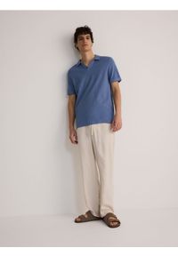 Reserved - Strukturalna koszulka polo regular - jasnoniebieski. Typ kołnierza: polo. Kolor: niebieski. Materiał: bawełna #1