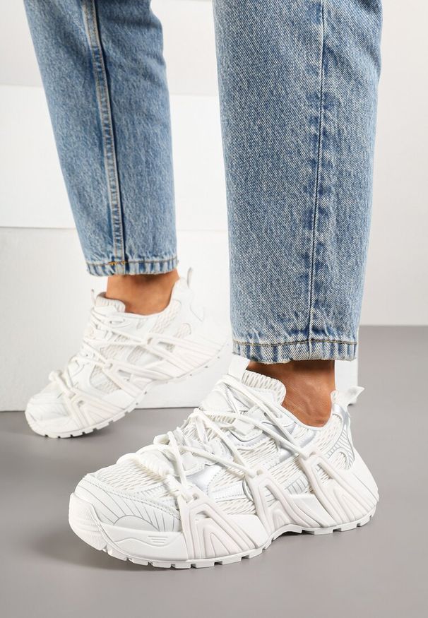 Born2be - Białe Sneakersy z Ozdobnym Sznurowaniem i Tłoczoną Podeszwą Nurilune. Okazja: na co dzień. Kolor: biały. Materiał: jeans