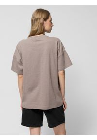 outhorn - T-shirt oversize z nadrukiem damski - brązowy. Kolor: brązowy. Materiał: dzianina, materiał, bawełna. Wzór: nadruk. Sezon: lato. Styl: wakacyjny