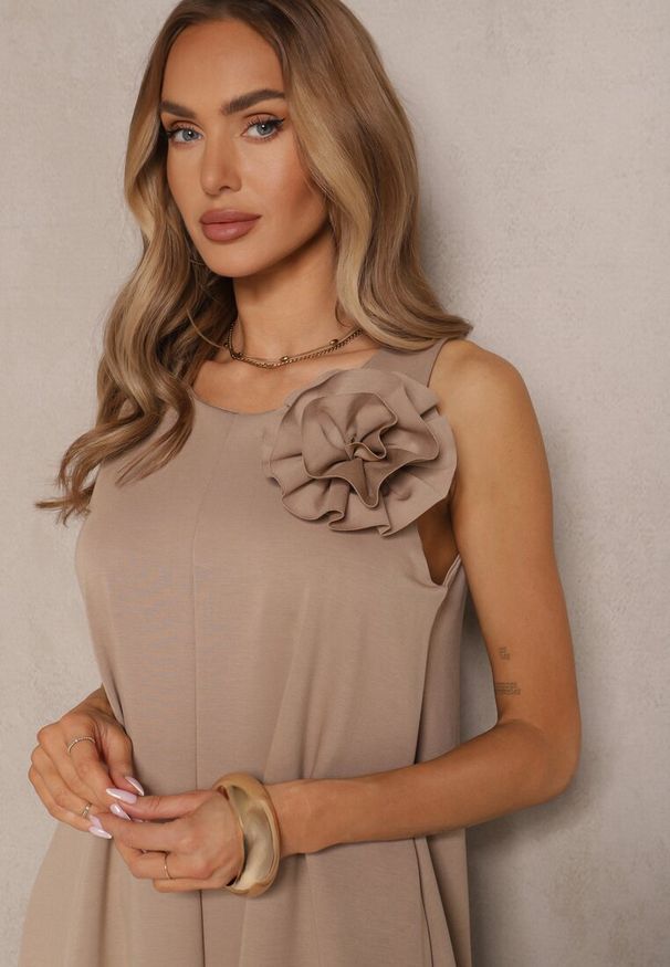 Renee - Ciemnobeżowy Kombinezon z Wiskozą Ozdobiona Kwiatem Broszką 3D Solio. Okazja: na co dzień. Kolor: beżowy. Materiał: wiskoza. Długość: długie. Wzór: kwiaty, aplikacja. Styl: elegancki, casual