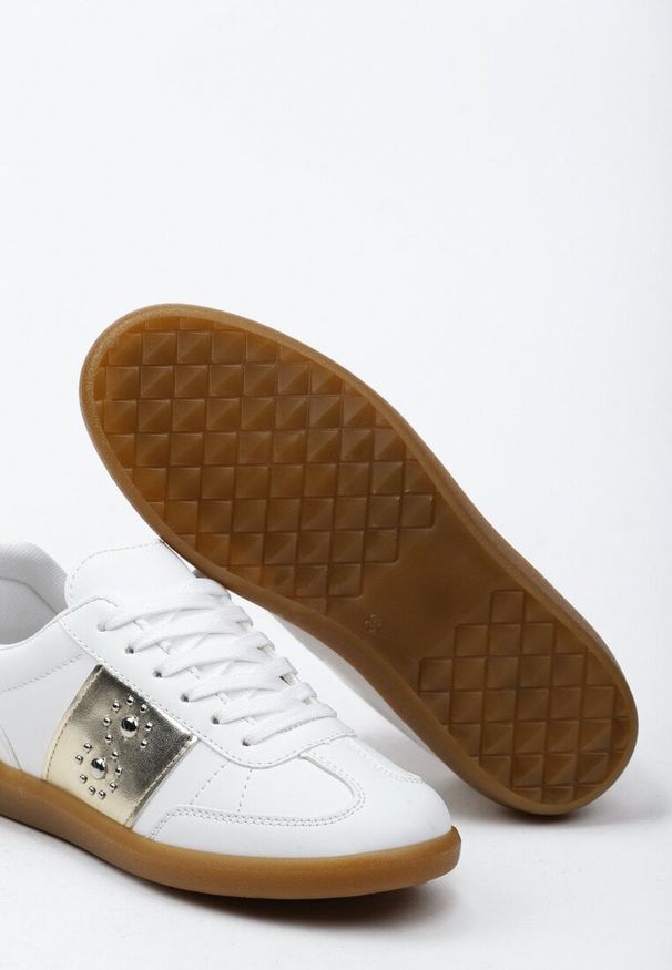 Renee - Biało-Złote Sneakersy na Płaskiej Podeszwie z Wiązaniem i Ozdobną Wstawką Drukesti. Nosek buta: okrągły. Zapięcie: sznurówki. Kolor: biały. Materiał: materiał. Obcas: na płaskiej podeszwie. Wysokość obcasa: niski