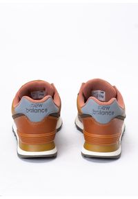 New Balance ML574OMA Sneakersy męskie brązowe. Okazja: na co dzień. Kolor: brązowy. Materiał: guma, zamsz, materiał. Szerokość cholewki: normalna. Sezon: lato, jesień. Model: New Balance 574. Sport: bieganie #4