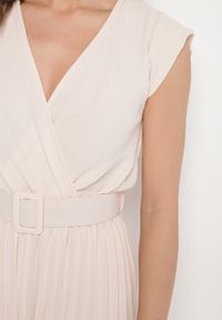 Born2be - Beżowy Kombinezon o Kopertowym Kroju z Plisami i Paskiem w Talii Salivania. Okazja: na ślub cywilny, na imprezę, na wesele, na studniówkę. Kolor: beżowy. Styl: klasyczny, elegancki #5