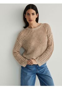 Reserved - Ażurowy sweter - beżowy. Kolor: beżowy. Materiał: dzianina. Wzór: ażurowy