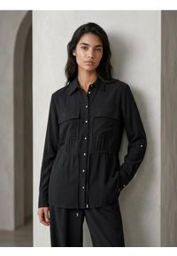 Sinsay - Koszula z kieszeniami cargo i wiązaniem w talii - czarny. Kolor: czarny