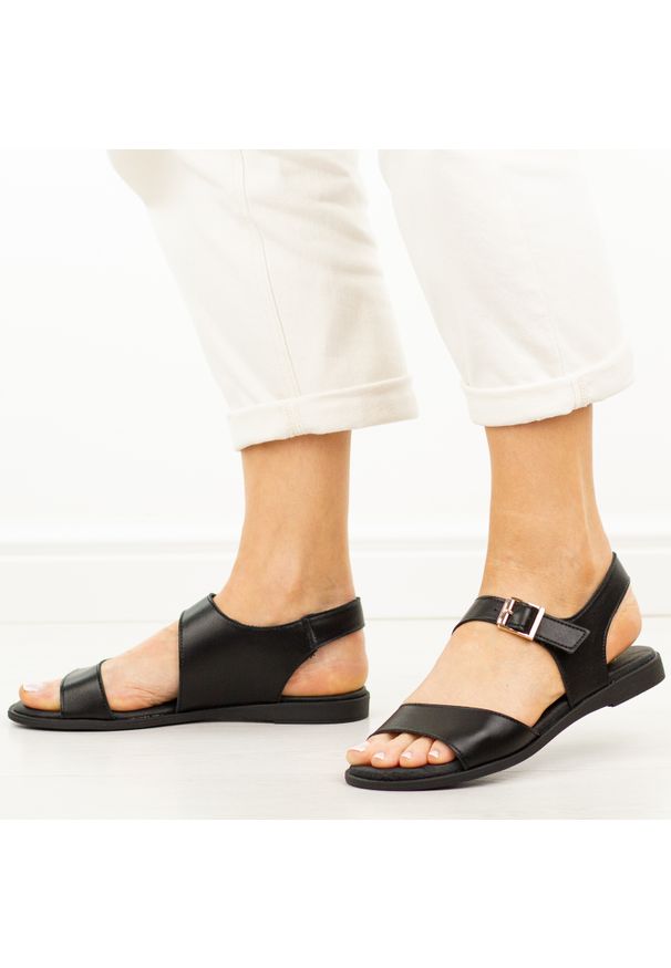 Czarne skórzane płaskie sandały damskie Cambell 19395. Okazja: na co dzień. Zapięcie: pasek. Kolor: czarny. Materiał: skóra. Wzór: aplikacja. Sezon: wiosna, lato. Obcas: na płaskiej podeszwie. Styl: elegancki, casual