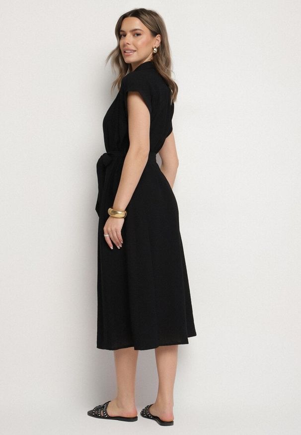 Born2be - Czarna Wiskozowa Sukienka Koszulowa z Paskiem Rinaruna. Okazja: na co dzień. Kolor: czarny. Materiał: wiskoza. Typ sukienki: koszulowe. Styl: elegancki, casual