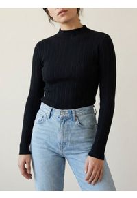 Sinsay - Prążkowany golf - czarny. Typ kołnierza: golf. Kolor: czarny. Materiał: prążkowany