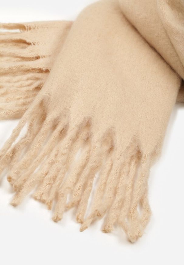 Born2be - Beżowy Szalik z Frędzlami Owedarria. Okazja: na co dzień. Kolor: beżowy. Materiał: dresówka, jeans. Styl: casual, elegancki