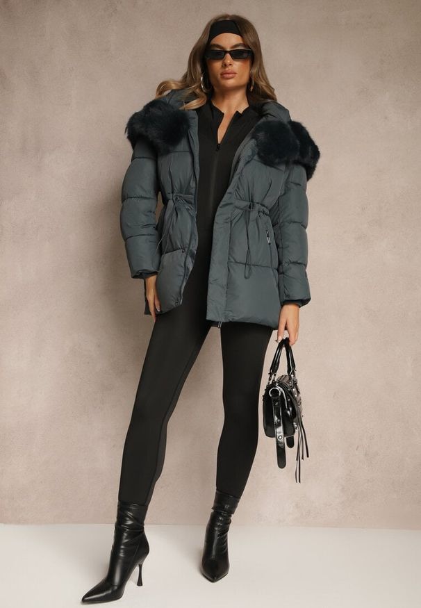 Renee - Ciemnozielona Pikowana Kurtka z Szerokim Kapturem z Futrem Galiessa. Typ kołnierza: golf. Kolor: zielony. Materiał: futro