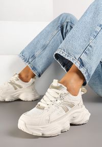 Renee - Beżowe Sneakersy na Platformie z Tłoczeniem i Metaliczną Ozdobą Alarella. Okazja: na co dzień. Kolor: beżowy. Materiał: jeans. Wzór: aplikacja. Obcas: na platformie #3