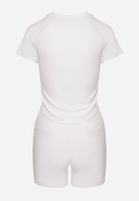 Born2be - Biały Komplet Sportowy T-shirt i Szorty z Ozdobnym Lampasem Zorettia. Kolor: biały. Materiał: jeans #5
