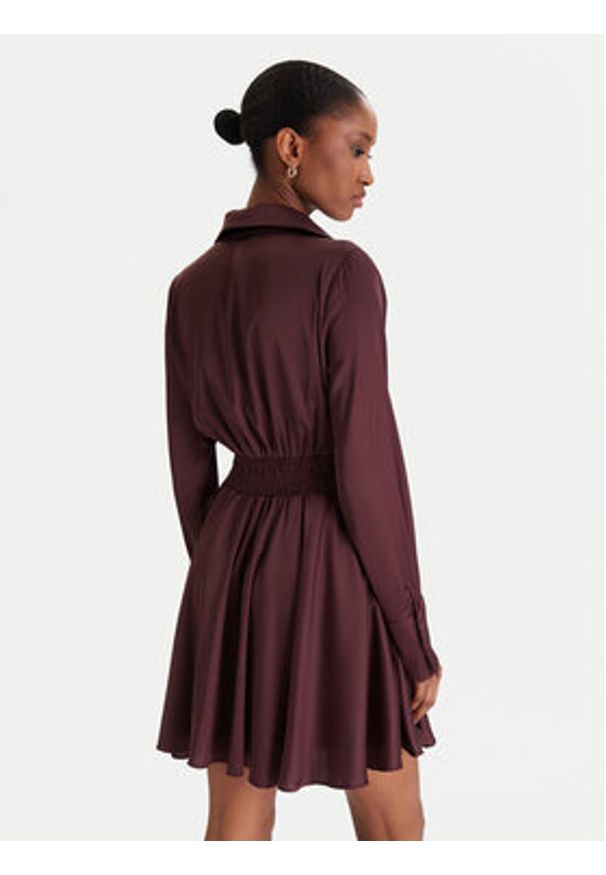 Guess Sukienka koktajlowa W5YK00 WF1T2 Brązowy Regular Fit. Kolor: brązowy. Materiał: syntetyk. Styl: wizytowy