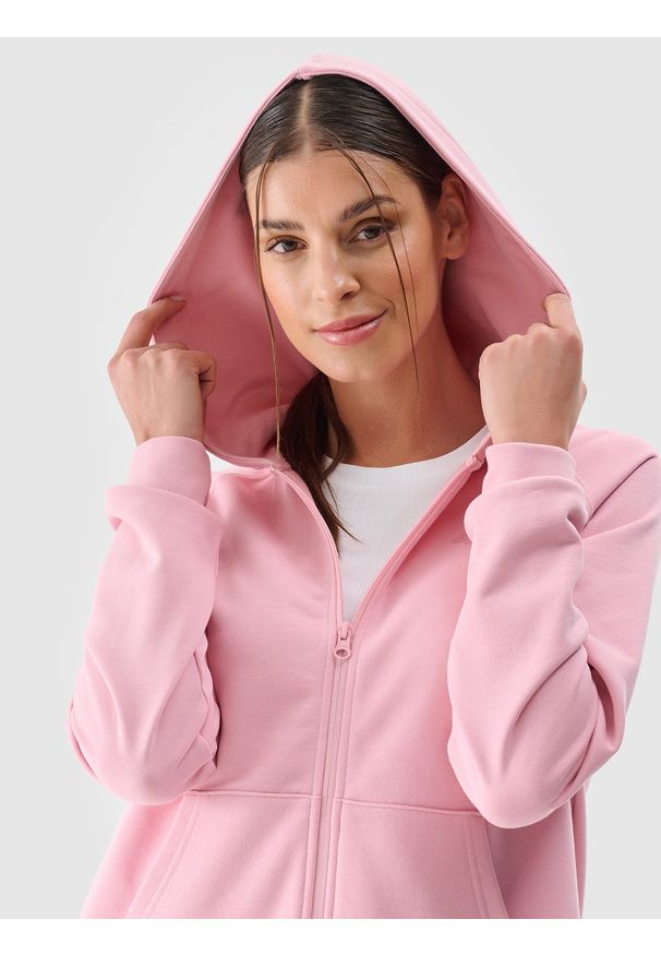 4f - 4F Bluza dresowa rozpinana z kapturem damska - różowa S. Okazja: na co dzień. Typ kołnierza: kaptur. Kolor: różowy. Materiał: dresówka. Długość rękawa: raglanowy rękaw. Wzór: gładki, ze splotem. Styl: casual, sportowy