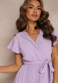 Renee - Fioletowa Koktajlowa Maxi Sukienka Ozdobiona Plisami z Trójkątnym Dekoltem i Wiązaniem w Talii Phoelia. Okazja: na imprezę. Kolor: fioletowy. Wzór: aplikacja. Styl: wizytowy. Długość: maxi #3