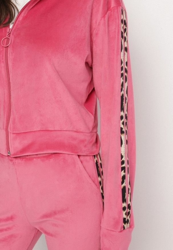Born2be - Fuksjowy Welurowy Komplet Dresowy z Lampasem w Panterkę Spodnie i Bluza Elliorielle. Kolor: różowy. Materiał: dresówka, welur. Wzór: motyw zwierzęcy