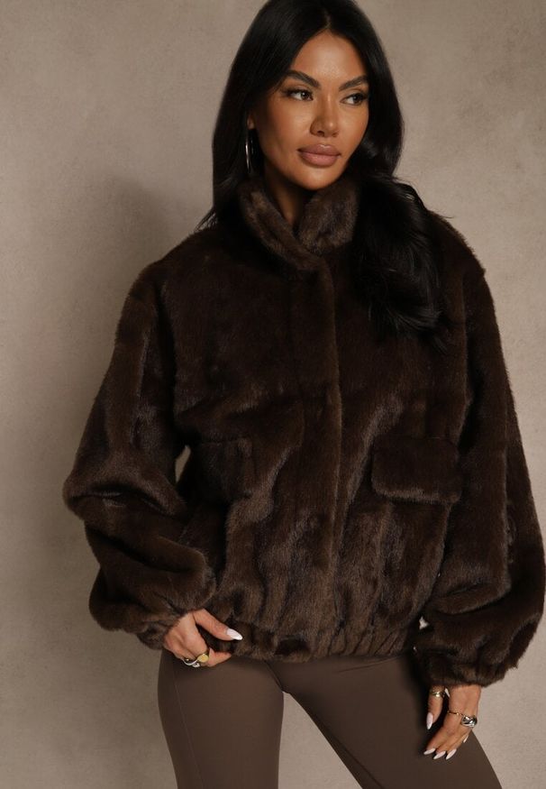 Renee - Brązowa Futrzana Kurtka Bomberka z Kieszeniami Tiwedela. Okazja: na co dzień. Kolor: brązowy. Materiał: futro. Styl: klasyczny, casual, elegancki
