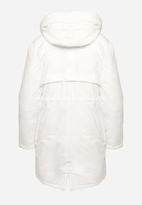 Born2be - Biała Kurtka Parka z Kapturem i Ozdobną Zawieszką Ściągana w Pasie Zerilie. Okazja: na co dzień, na spacer. Typ kołnierza: kaptur. Kolor: biały. Materiał: jeans. Styl: klasyczny, casual, elegancki #3
