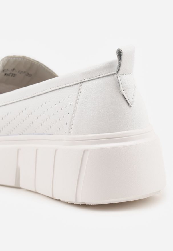 Born2be - Białe Skórzane Mokasyny na Grubej Podeszwie Zdobione Perforacją i Łańcuszkiem Ariuk. Okazja: do pracy, na co dzień. Kolor: biały. Materiał: skóra. Wzór: aplikacja. Styl: elegancki, casual