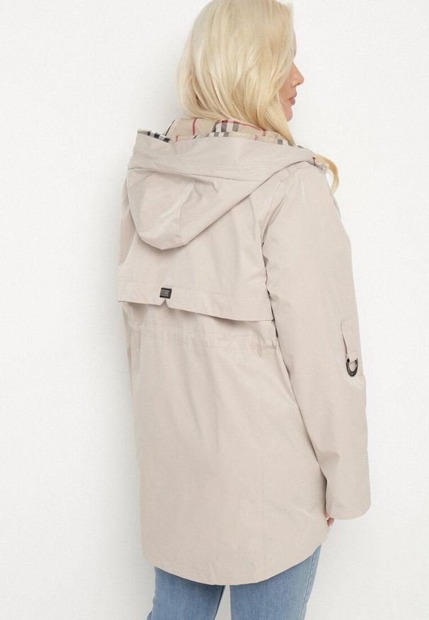 Born2be - Beżowa Kurtka Parka z Kapturem i Kieszeniami Eradilla. Okazja: na co dzień, na spacer. Typ kołnierza: kaptur. Kolekcja: plus size. Kolor: beżowy. Długość rękawa: długi rękaw. Długość: długie. Wzór: aplikacja. Styl: klasyczny, elegancki, casual