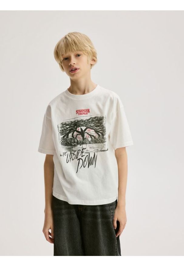 Reserved - T-shirt Stranger Things - złamana biel. Materiał: dzianina, bawełna