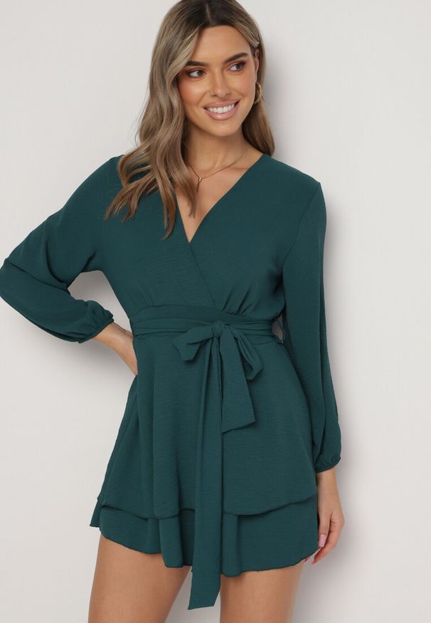 Born2be - Ciemnozielona Kopertowa Sukienka Kombinezon Mini z Falbanką Bomina. Typ kołnierza: kołnierz z falbankami. Kolor: zielony. Materiał: materiał. Typ sukienki: kopertowe. Długość: mini