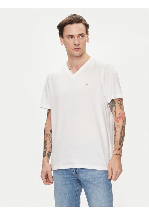 GAP - Gap T-Shirt 753771-00 Biały Regular Fit. Kolor: biały. Materiał: bawełna, syntetyk