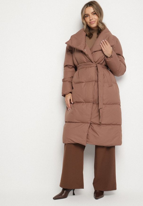 Born2be - Jasnobrązowa Kurtka Płaszcz Zapinana na Napy Ukryte pod Plisą z Kieszeniami i Paskiem Ritallas. Typ kołnierza: kołnierzyk stójkowy. Kolor: brązowy. Materiał: materiał. Długość: długie. Sezon: zima