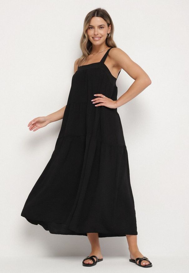 Born2be - Czarna Sukienka o Rozkloszowanym Kroju z Wiązaniem z Tyłu Savinelle. Okazja: na co dzień, na imprezę. Kolor: czarny. Styl: casual, elegancki