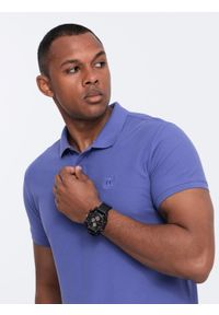 Ombre Clothing - Jednokolorowa koszulka polo męska BASIC z dzianiny pique - fioletowa V12. Okazja: na co dzień. Typ kołnierza: polo. Kolor: fioletowy. Materiał: dzianina. Wzór: haft, aplikacja, jednolity. Styl: sportowy, wizytowy, casual #5