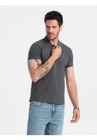 Ombre Clothing - Jednokolorowa koszulka męska polo BASIC z dzianiny pique - grafitowa V3. Okazja: na co dzień. Typ kołnierza: polo. Kolor: szary. Materiał: dzianina. Wzór: haft, aplikacja, jednolity. Styl: sportowy, wizytowy, casual #3