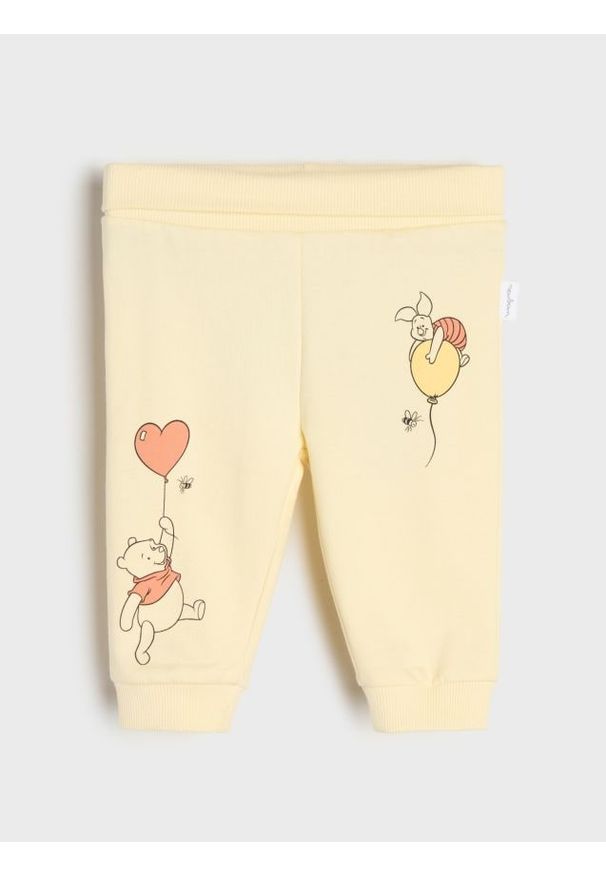 Sinsay - Spodnie dresowe jogger Winnie the Pooh - żółty. Kolor: żółty. Materiał: dresówka