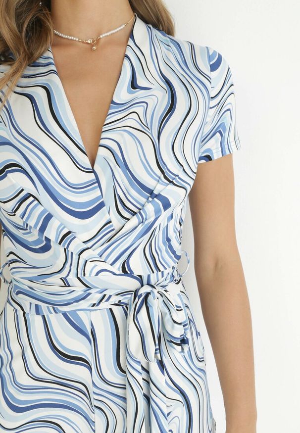 Born2be - Niebieski Kombinezon z Kopertowym Dekoltem i Materiałowym Paskiem Aenita. Kolor: niebieski. Materiał: materiał. Długość rękawa: krótki rękaw. Długość: krótkie. Sezon: wiosna, lato