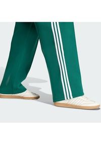 Adidas - adidas Spodnie dresowe adicolor Spacer Track KD4088 Zielony Baggy Fit. Kolor: zielony. Materiał: bawełna. Sport: turystyka piesza #4