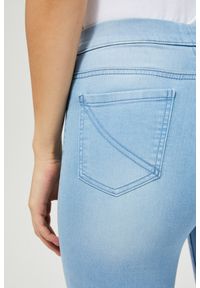 MOODO - Jeansy typu jeggins z wysokim stanem. Stan: podwyższony. Materiał: jeans. Długość: długie. Wzór: gładki #2