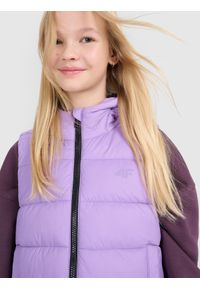 4f - 4F Bezrękawnik puchowy z wypełnieniem syntetycznym dziewczęcy - fioletowy 152 (11-12 lat). Okazja: na co dzień. Typ kołnierza: kaptur, kołnierzyk stójkowy. Kolor: fioletowy. Długość: długie. Wzór: gładki. Materiał: syntetyk, puch. Długość rękawa: bez rękawów. Sezon: lato. Styl: klasyczny, casual, sportowy #2