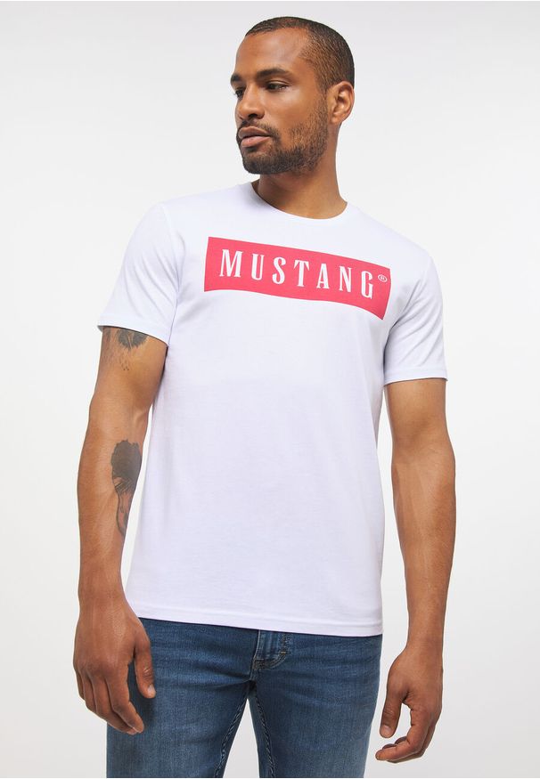 Mustang - MUSTANG STYLE ALEX C LOGO TEE MĘSKI T-SHIRT KOSZULKA LOGO NADRUK GENERAL WHITE 1013223 2045. Okazja: na co dzień. Materiał: bawełna. Wzór: nadruk. Sezon: lato. Styl: casual, elegancki, klasyczny